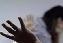 Mulher é espancada ao flagrar marido fazendo sexo com outro homem