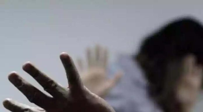 Mulher é espancada ao flagrar marido fazendo sexo com outro homem