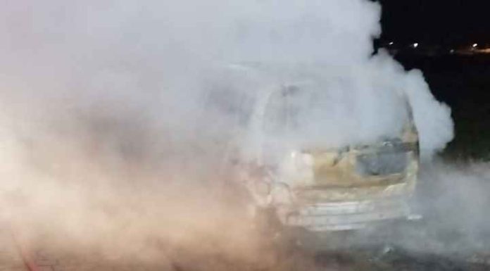 Bombeiros apagam incêndio em veículo na noite deste sábado em Pedra de Amolar