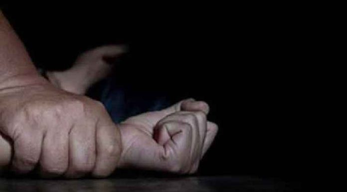 Adolescente é estruprada pelo namorado no quarto da avó em Itapema