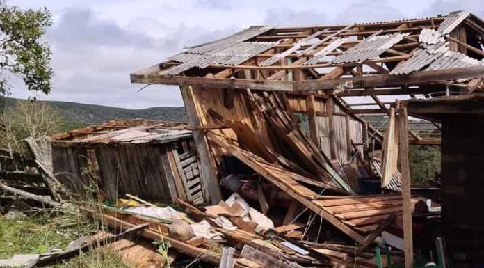 Tornado em SC destrói casas com ventos de 100 km/h