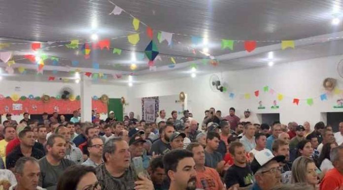 Pescadores de Penha e região lotam audiência e pressionam governo federal