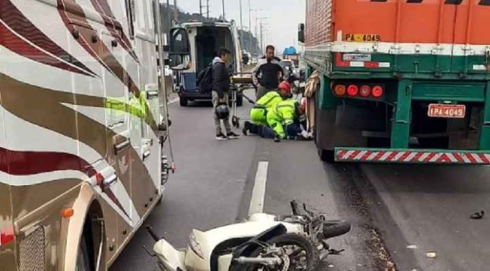 Colisão deixa motociclista embaixo da roda de carreta na BR-101