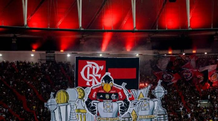 Preso que devia estar cumprindo pena em SC é flagrado no meio da galera do Mengão
