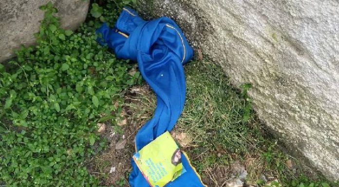 Professora de Barra Velha se depara com uniformes escolares da Prefeitura jogados no chão