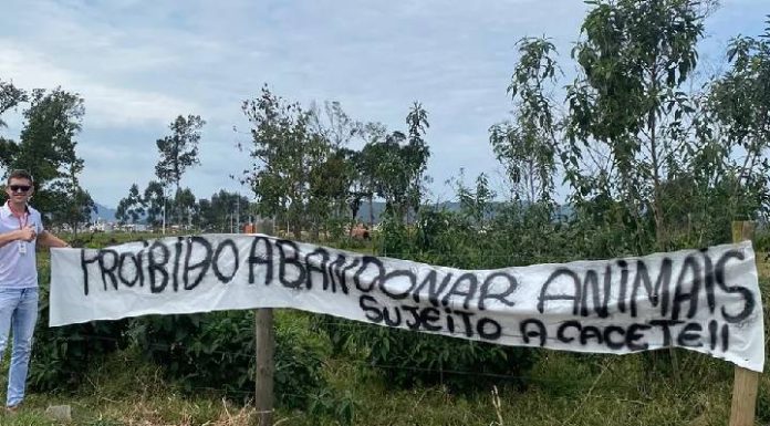 ‘Sujeito a cacete’: faixa ameaça quem abandonar animais em Tijucas