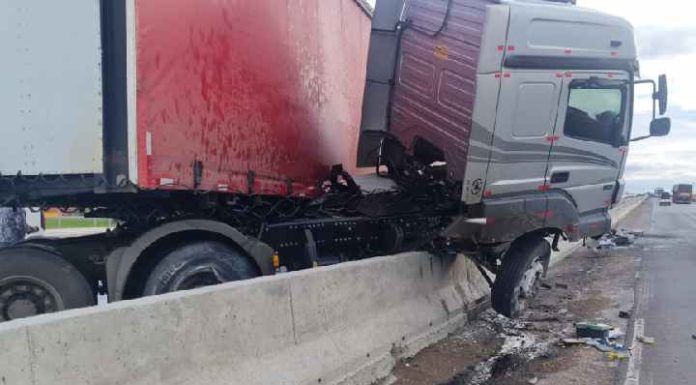 Acidente grave: Carreta colide e interdita parcialmente BR-470