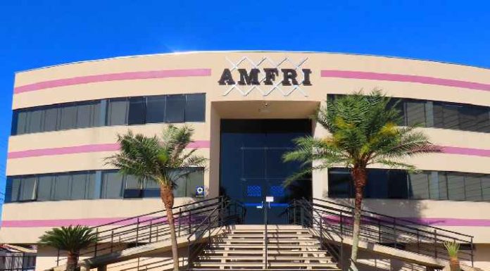 Empresa de “affair” do secretário de Saúde de Penha fecha contrato de R$ 70 milhões com a AMFRI