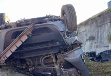 Motorista morre após capotar carreta com soja na BR-101, em SC