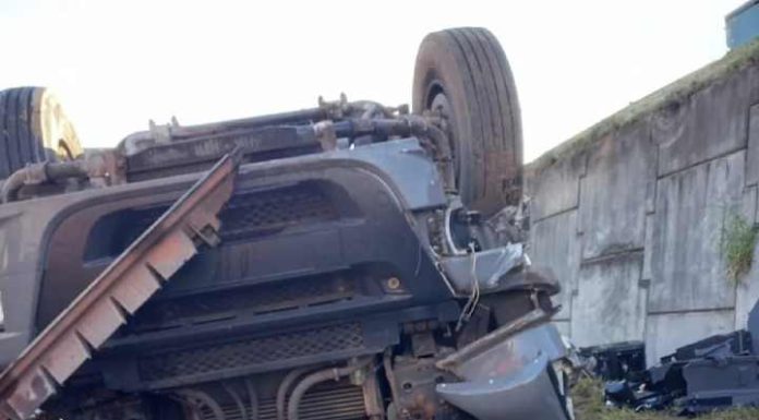 Motorista morre após capotar carreta com soja na BR-101, em SC