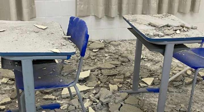 Parte de teto desaba em sala de aula e deixa criança ferida em escola pública de SC