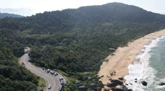 Conheça a única praia deserta de Balneário Camboriú