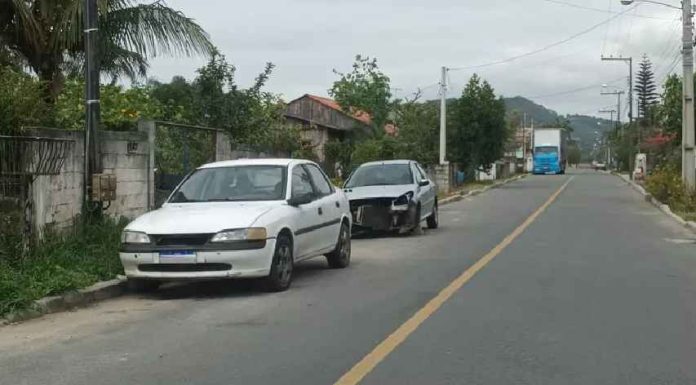 Veículos abandonados nas ruas são guinchados em Penha
