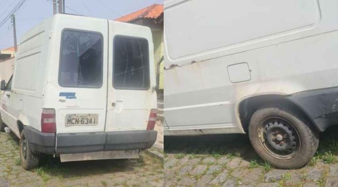 Moradora reclama de carro abandonado em via pública no centro de Penha