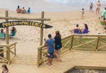 Praia da Paciência recebe novo equipamento turístico com acessibilidade