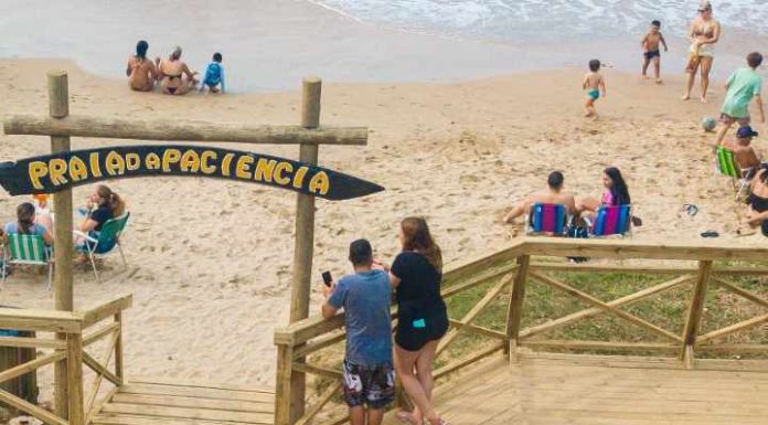 Praia da Paciência recebe novo equipamento turístico com acessibilidade