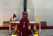 Padre de SC “brinca” com gagueira de Moisés e revolta fiéis durante a missa