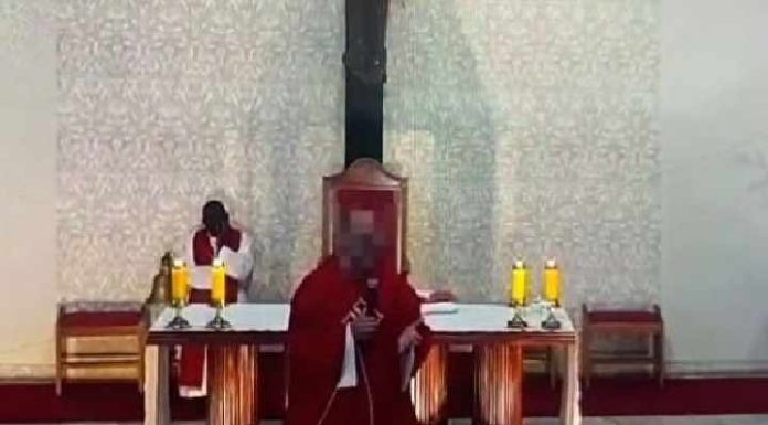 Padre de SC “brinca” com gagueira de Moisés e revolta fiéis durante a missa