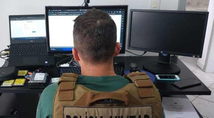 Adolescente suspeito de planejar violência em escola de Penha tem material apreendido pela polícia