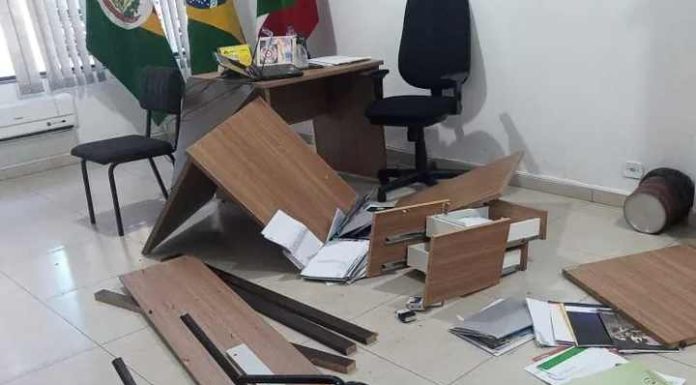 Morador quebra móveis e computador de prefeitura de SC
