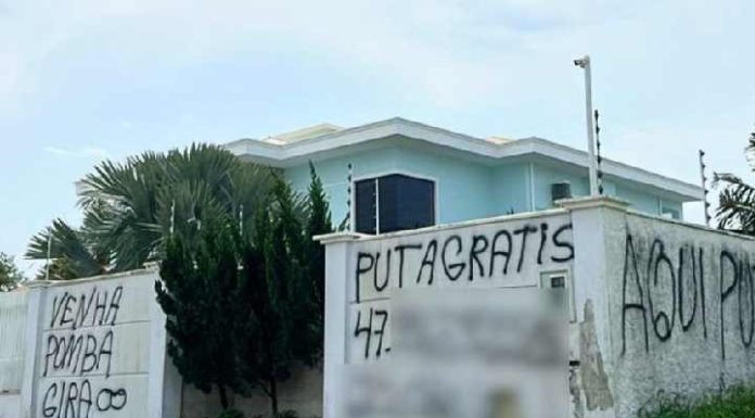 Suposta traição termina em gritaria e casa pichada em SC