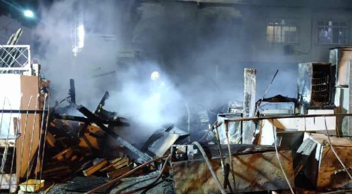 Fogo destrói loja de móveis usados em Itapema