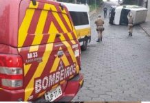 Van escolar com cinco crianças tomba no bairro Vila Nova