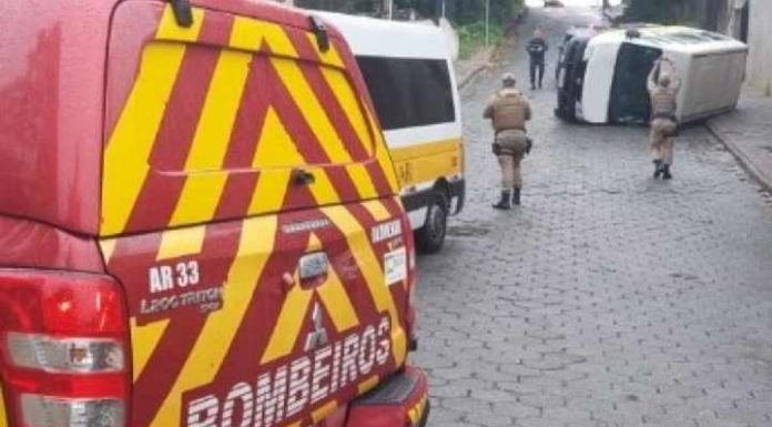 Van escolar com cinco crianças tomba no bairro Vila Nova