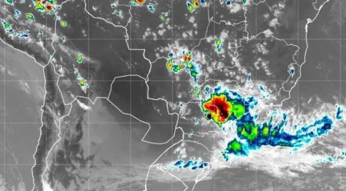 Ciclone provoca temporais, ressaca no mar e rajadas de vento que podem chegar a 100 km/h em SC