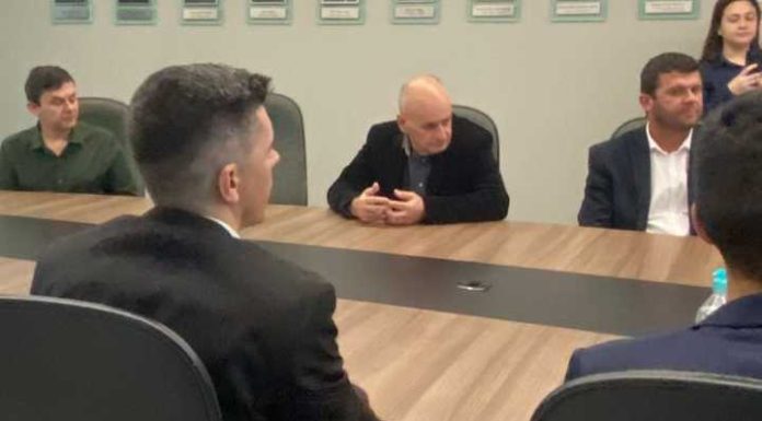 Galo acompanha apresentação do Projeto Promobis na AMFRI