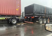 Duas carretas batem na BR-101, em Porto Belo