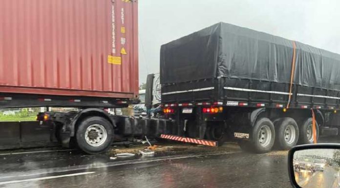 Duas carretas batem na BR-101, em Porto Belo