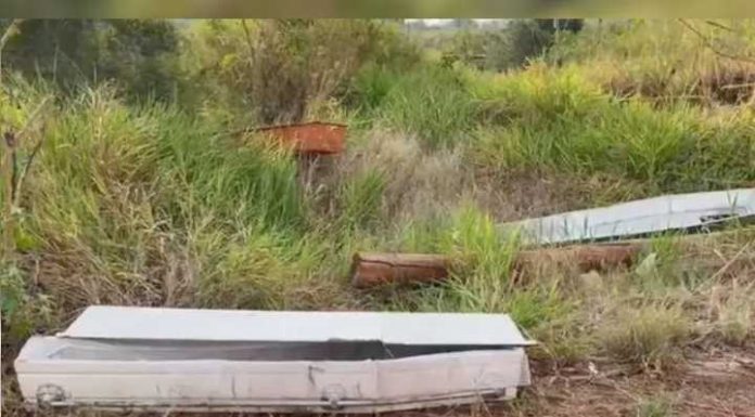 Caixões são descartados em terreno e intrigam moradores no PR