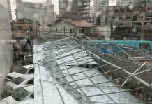 Estrutura de quadra de beach tennis desaba sobre os carros no centro de Itajaí
