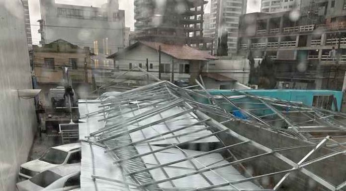 Estrutura de quadra de beach tennis desaba sobre os carros no centro de Itajaí