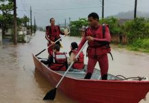 Mãe e filho são socorridos em meio a alagamentos no Bairro Itajuba