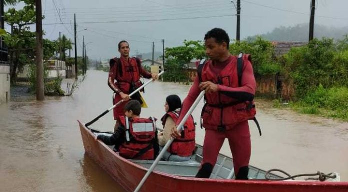 Mãe e filho são socorridos em meio a alagamentos no Bairro Itajuba