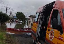 Homem morre eletrocutado em rua alagada pelas chuvas em SC