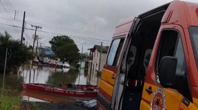 Homem morre eletrocutado em rua alagada pelas chuvas em SC