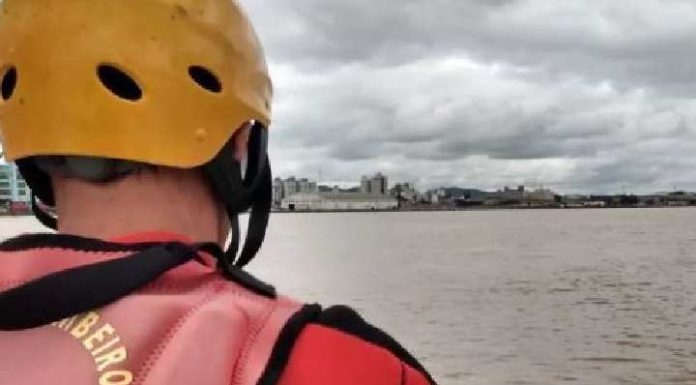 Corpo de homem que estava desaparecido após se jogar no rio Itajaí-Açu é encontrado