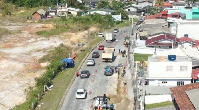 Obras do sistema de esgoto chegam a novas ruas em Penha