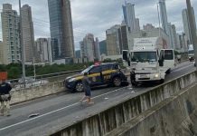 Caminhão arrebenta traseira da viatura da PRF na BR-101