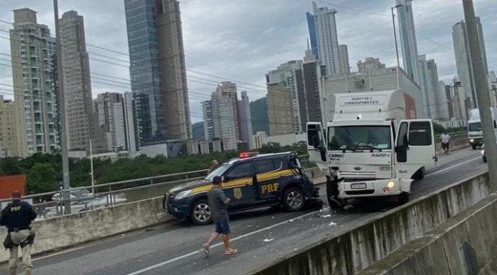 Caminhão arrebenta traseira da viatura da PRF na BR-101