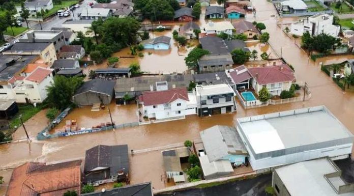 SC confirma 3ª morte pelos fortes temporais; estado tem rodovias interditadas e moradores isolados