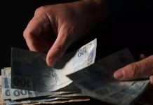 Mãe recebe vídeos do filho sendo agredido e deposita R$ 18,5 mil na conta dele em SC