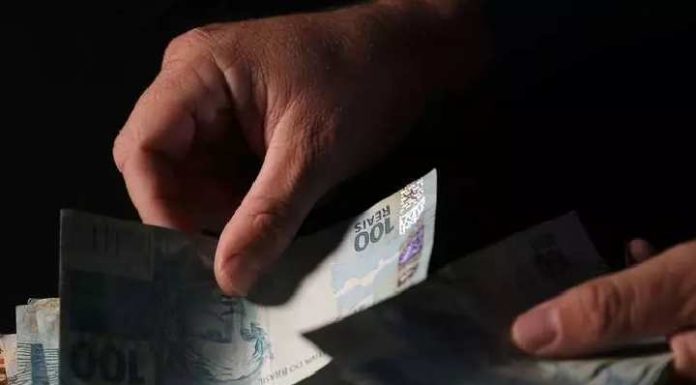 Mãe recebe vídeos do filho sendo agredido e deposita R$ 18,5 mil na conta dele em SC