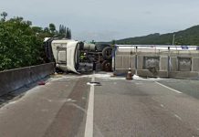 Caminhão tomba e produto químico é derramado na BR-101 em SC