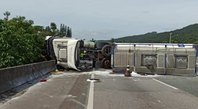 Caminhão tomba e produto químico é derramado na BR-101 em SC