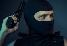 Jovem de 21 anos leva quatro tiros de homem que invadiu sua casa