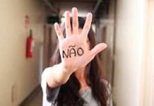 Mulher tem saia levantada e leva tapa na bunda no calçadão de BC